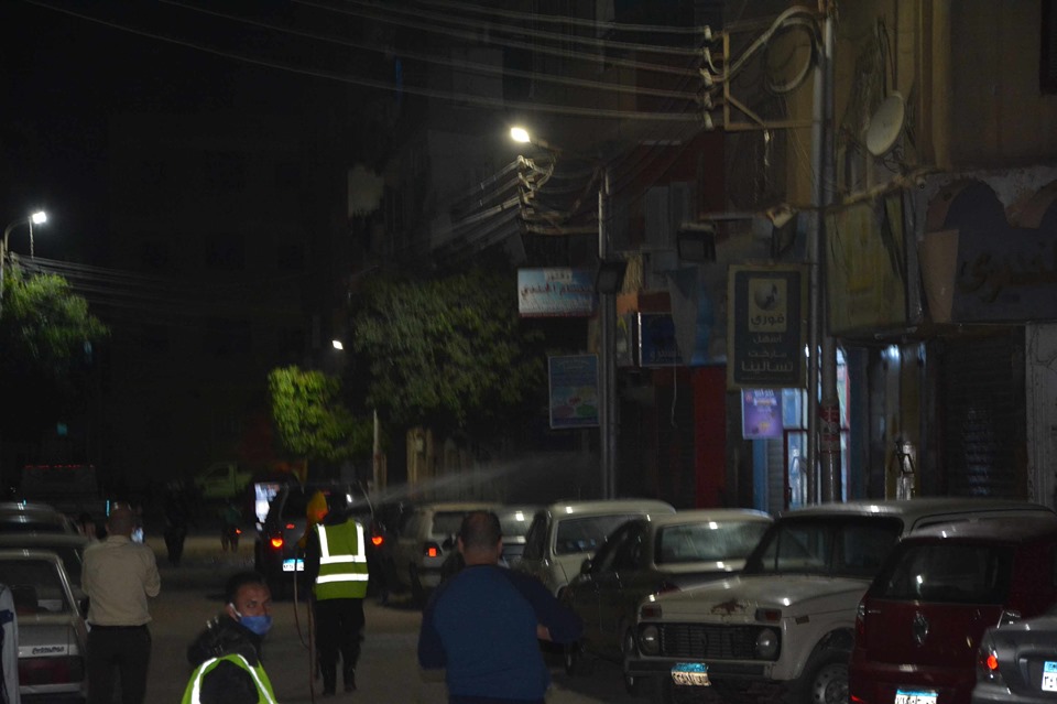 نائب محافظ المنيا يتابع عمليات غلق المحال وتطهير الشوارع (4)