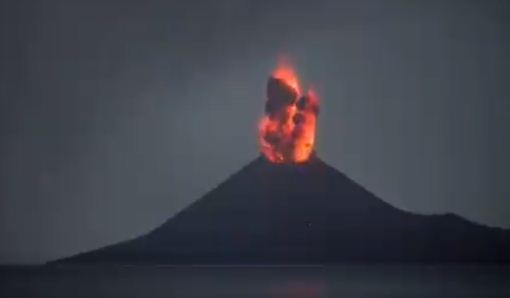 لحظة ثوران البركان