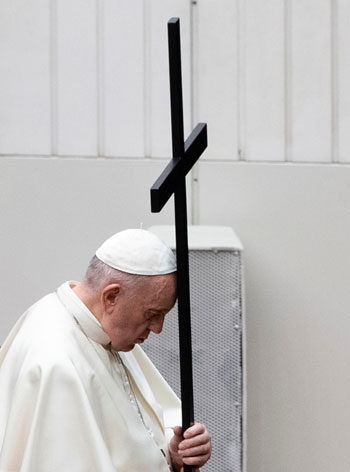 البابا فرانسيس يؤدى مراسم الجمعة العظيمة وحيدا