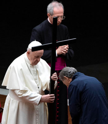 البابا فرانسيس يؤدى مراسم الجمعة العظيمة مع أحد الحضور