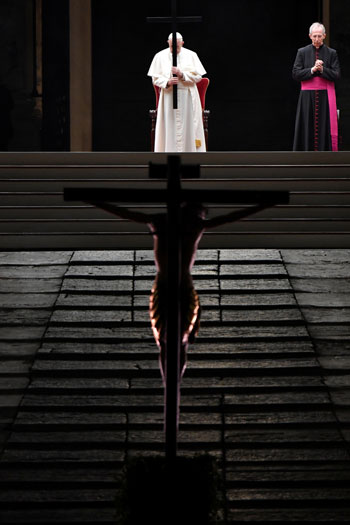 مشهد يجمع البابا فرانسيس بتمثال المسيح فى رواق الكاتدرائية