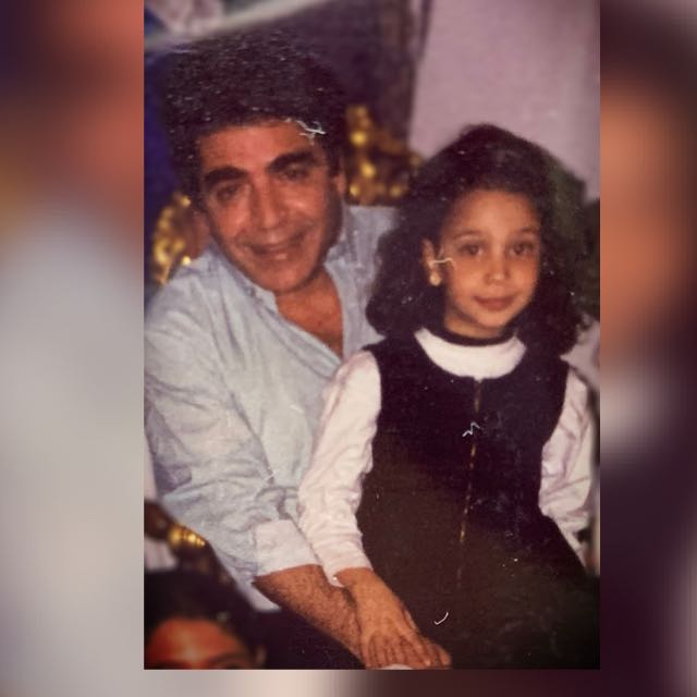 مريم وهي طفلة مع والدها محمود الجندي