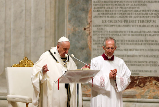 البابا فرنسيس يقود خدمة يقظة عيد الفصح