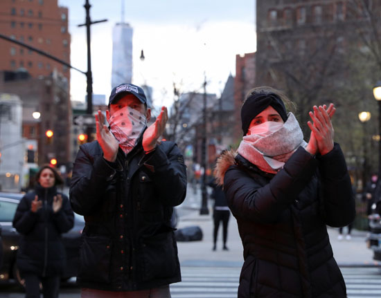 أمريكيون يصفقون للأطقم الطبية فى نيويورك لعملهم المتواصل فى مواجهة كورونا