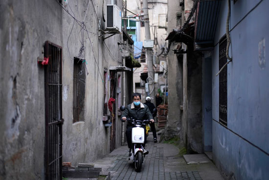 رجل يركب دراجة نارية فى ووهان الصينية