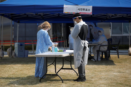 إجراءات التصويت فى مركز الحجر الصحى بيونجين الكورية الجنوبية