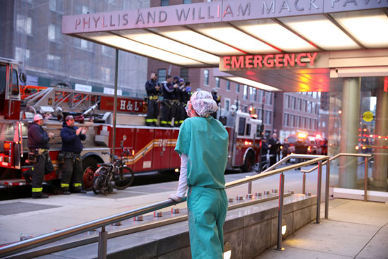 رجال الإطفاء والمواطنون يرددون الهتافات الداعمة للطواقم الطبية فى نيويورك فى مواجهة كورونا