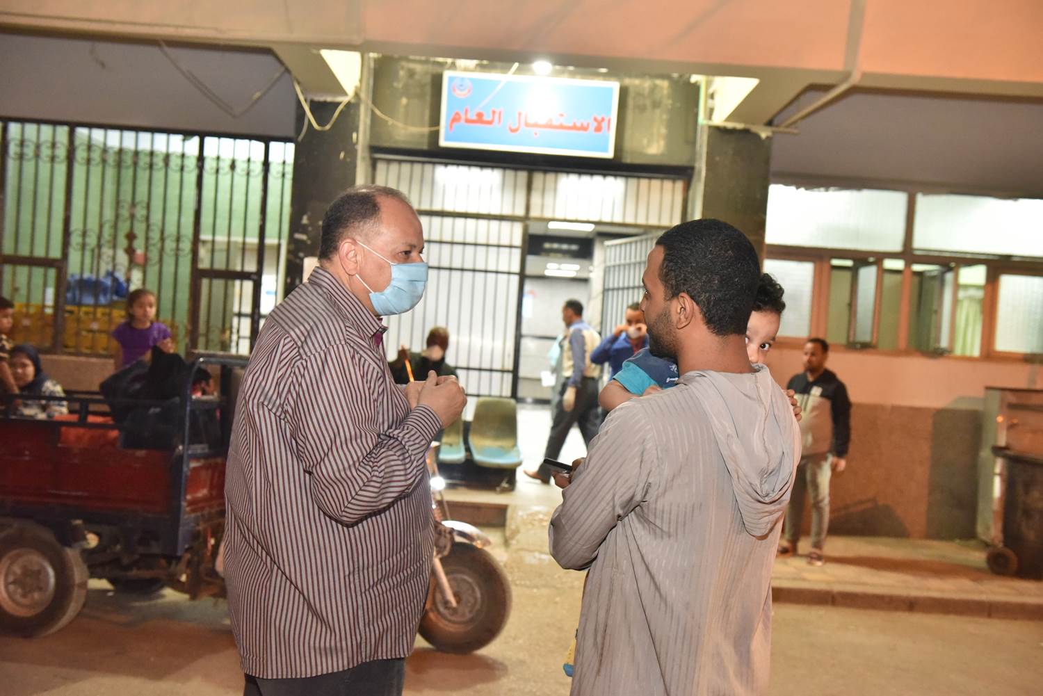 محافظ أسيوط يصطحب أحد المواطنين ونجله المريض إلى مستشفى الإيمان خلال وقت الحظر  (3)