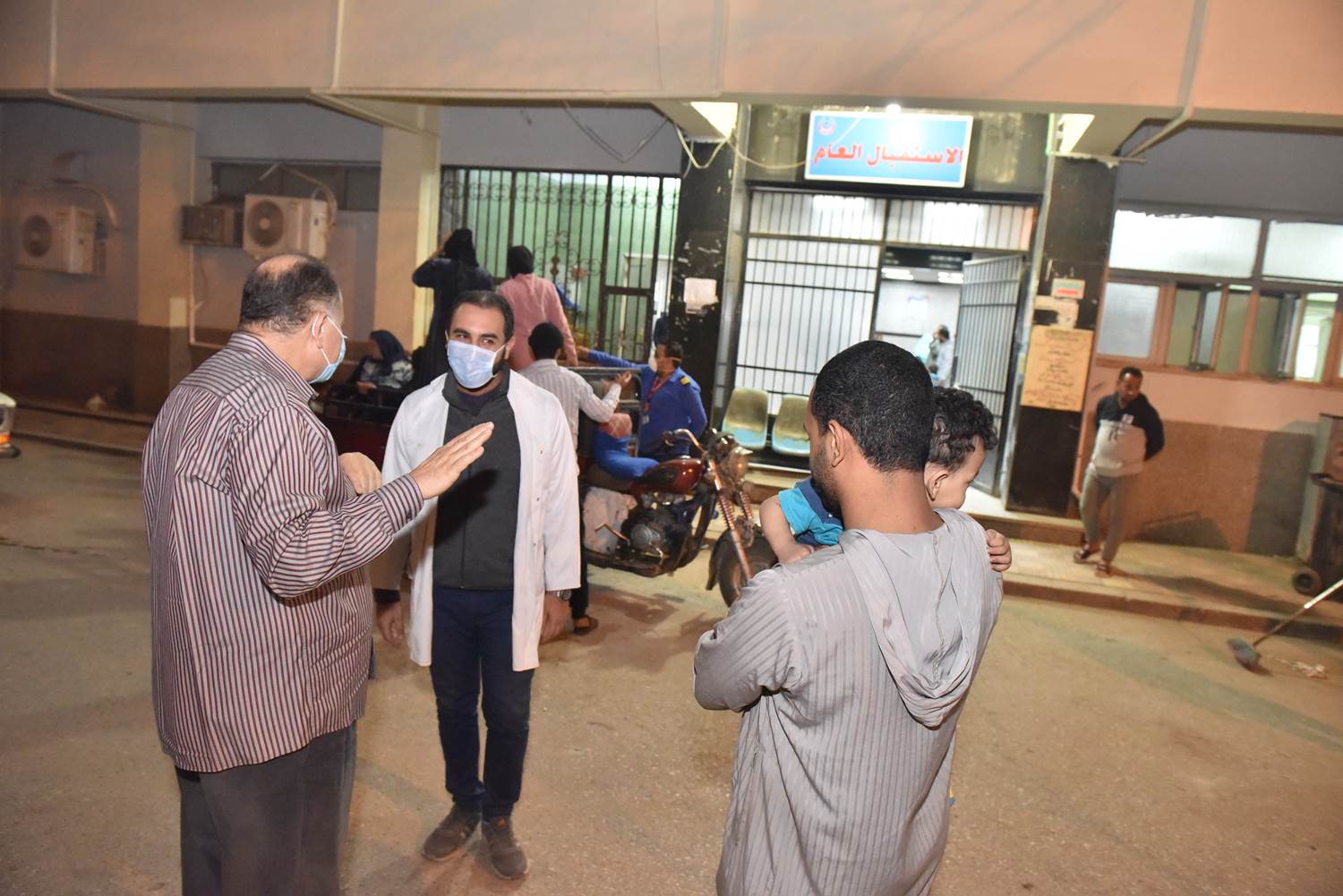 محافظ أسيوط يصطحب أحد المواطنين ونجله المريض إلى مستشفى الإيمان خلال وقت الحظر  (4)