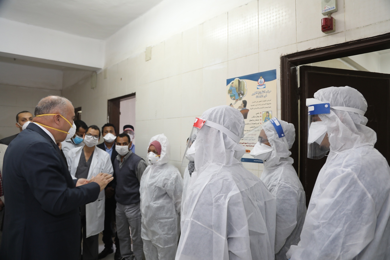 2 محافظ قنا يتابع الاجراءات الاحترازية لمواجهة فيروس كورونا بمستشفى الحميات والصدر