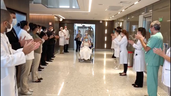 العاملون-في-مجال-الصحة-يصفقون-لخروج-سيدة-تبلغ-من-العمر-97-عامًا-من-المستشفى-في-ساو-باولو---البرازيل