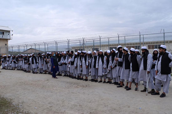 سجناء طالبان يصطفون استعدادا للإفراج عنهم