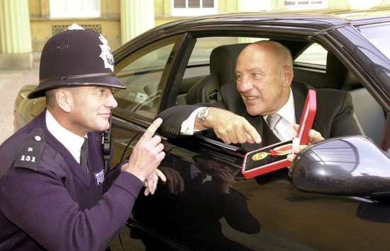 ستيرلنج موس مع ضابط شرطة