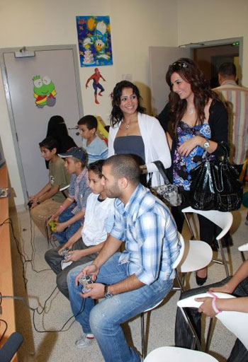 عماد متعب يلعب مع الاطفال المرضى