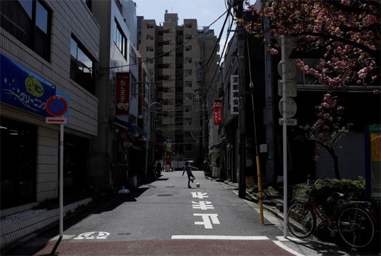 طفل-يلعب-بالكرة-في-أحد-شوارع-طوكيو-المعهجورة