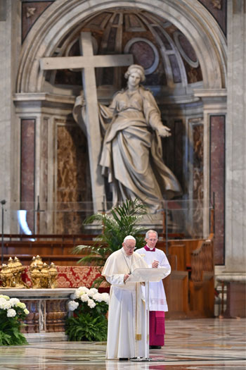 البابا فرانسيس بقاعة القديس بطرس