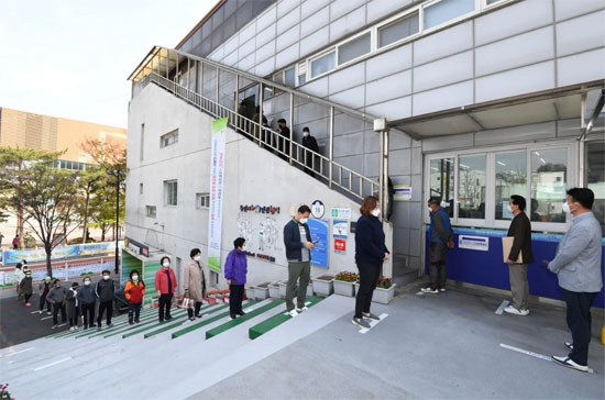 طابور-امام-أحد-مراكز-الاقتراع-في-كوريا-الجنوبية