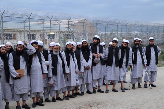 سجناء طالبان يصطفون استعدادا للإفراج عنهم من قبل الحكومة