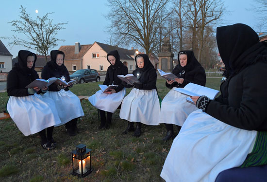 نساء يرتدين ملابس تقليدية من الأقلية السلافية أمام كنيسة في شلايف شرق ألمانيا
