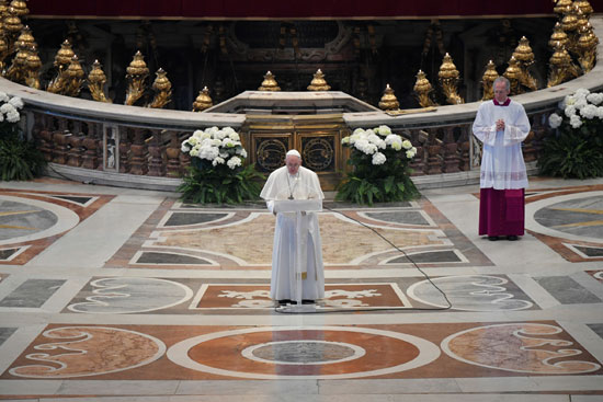 بابا الفاتيكان يحتفل بدون مصلين