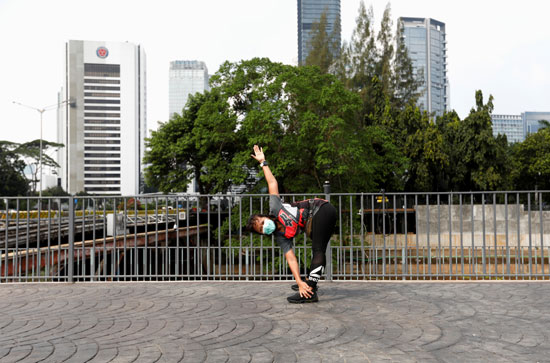 سيدة تمارس الرياضة بشوارع العاصمة الإندونيسية
