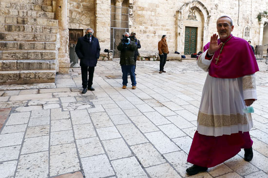 رئيس الأساقفة بيرباتيستا بيتزابالا يلوح أثناء دخوله كنيسة القيامة فى القدس