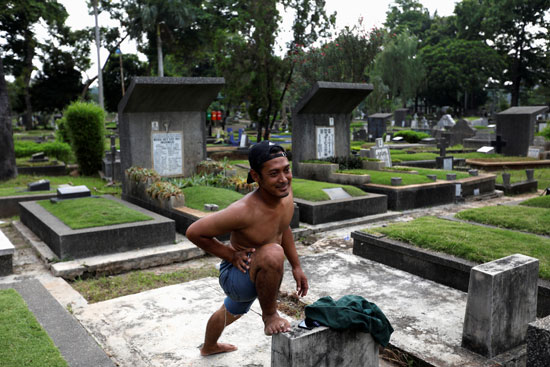 شاب يمارس الرياضة داخل المقابر