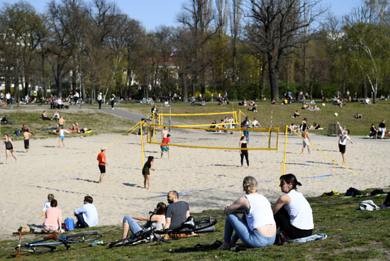 يستمتع-الناس-بالطقس-المشمس-في-برلين-(1)