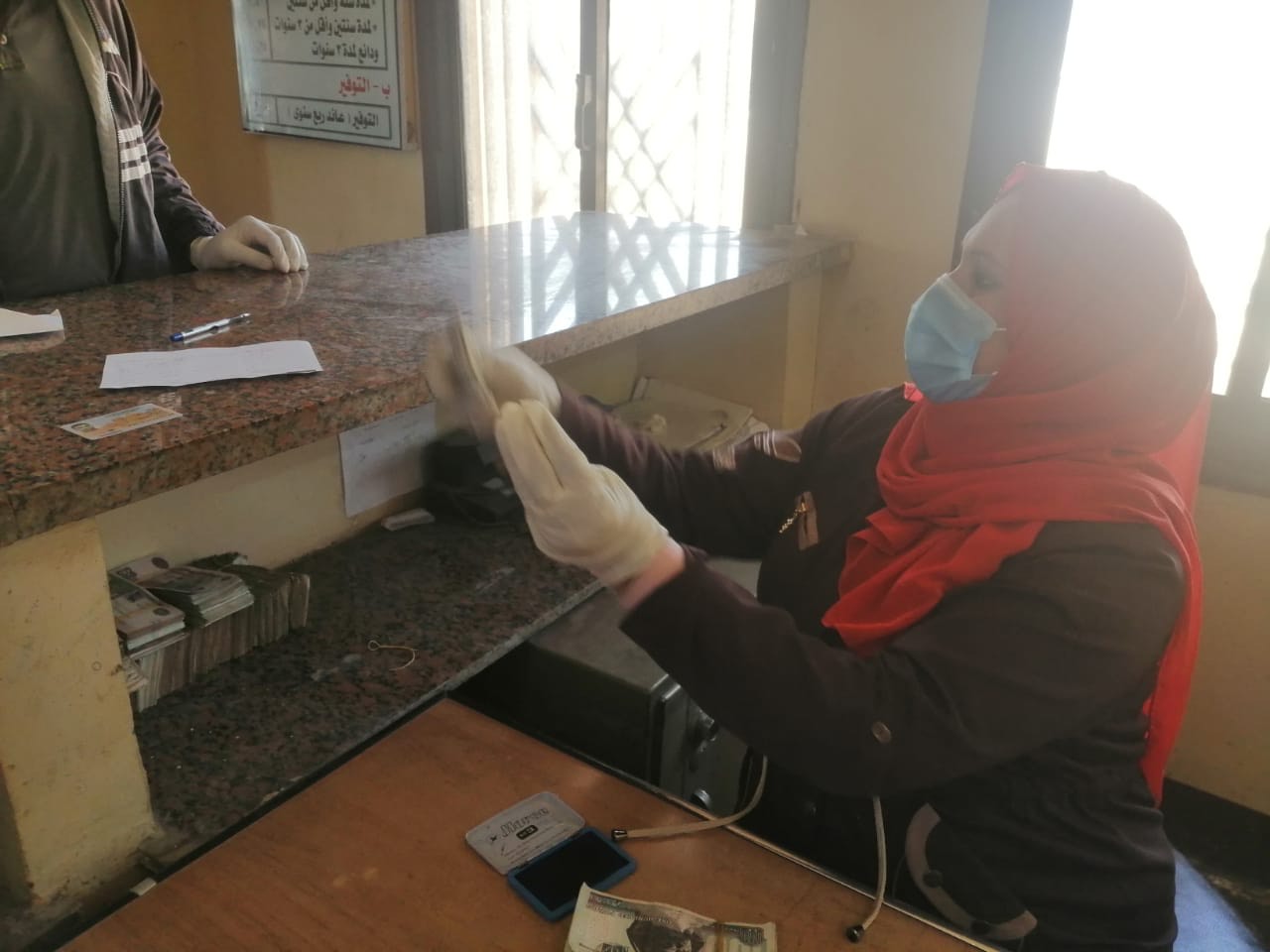 محافظ شمال سيناء يتفقد منافذ صرف منحة العمالة غير المنتظمة (2)