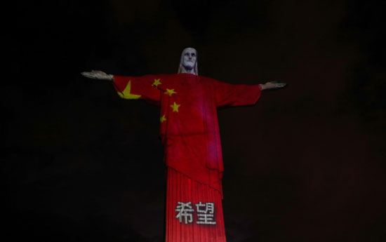 تمثال المسيح يضيئ بعلم الصين