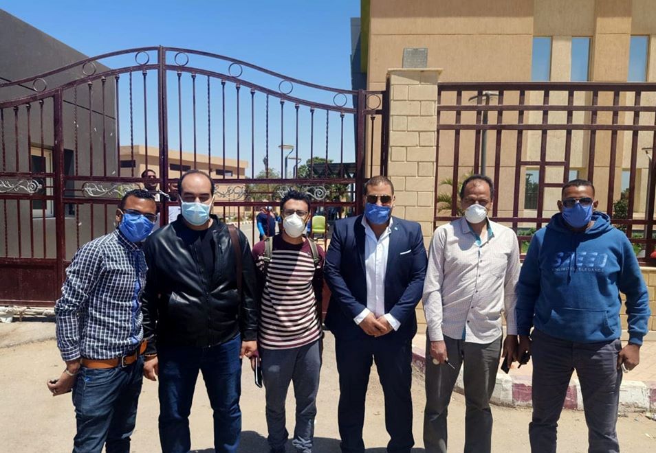 1 أطباء مستشفى أرمنت يحتفلون بشفاء إثنين من فيروس كورونا