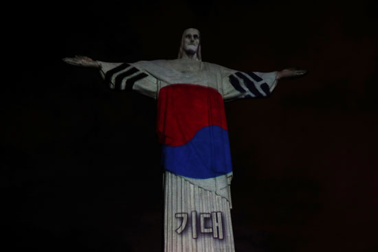 إضاءة تمثال المسيح بعلم كوريا الجنوبية