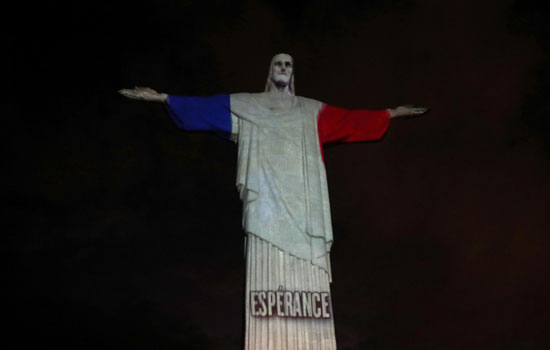 تمثال المسيح يضيئ بعلم فرنسا