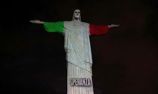 علم إيطاليا على تمثال المسيح