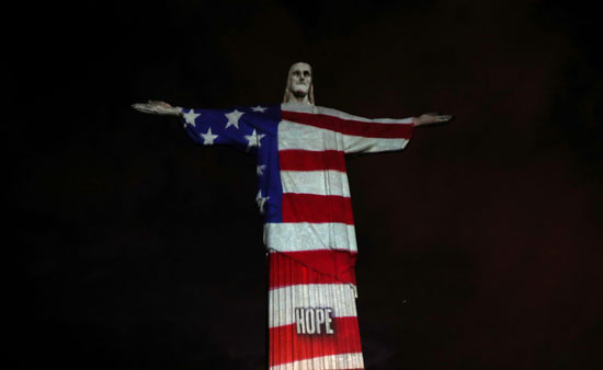 تمثال المسيح يضيئ بعلم الولايات المتحدة