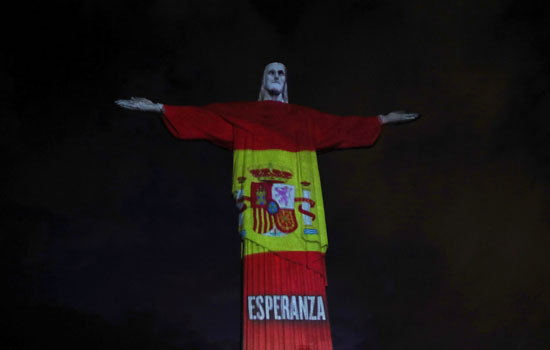 تمثال المسيح يضيئ بعلم إسبانيا