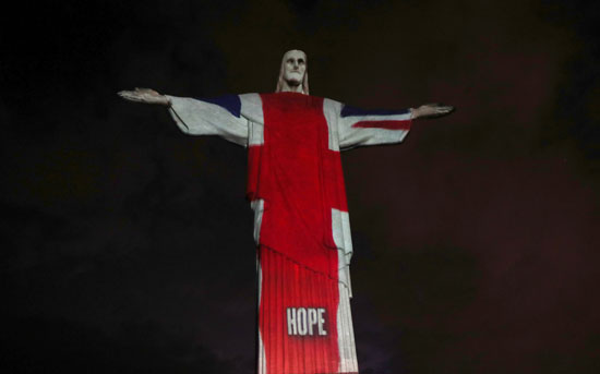تمثال المسيح يضيئ بعلم  بريطانيا