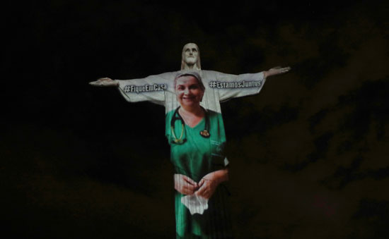 إضاءة تمثال المسيح بإحدى الطواقم الطبية