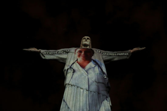 تمثال المسيح يضيئ بأحد الطواقم الطبية