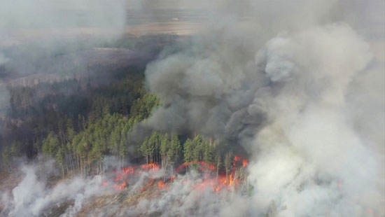 يظهر-منظر-جوي-حريق-غابة-في-منطقة-الاستبعاد-حول-محطة-تشيرنوبيل