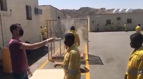فحص وتعقيم عمال النظافة فى السعودية
