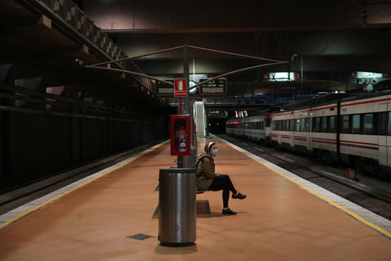 فتاة ترتدى كمامة بمحطة مترو مدريد