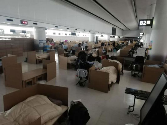 مطار ناريتا باليابان يوفر أسرة من الورق المقوى