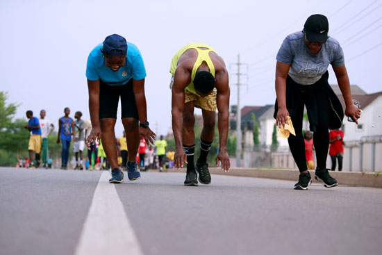 نيجيريون يقومون بتمرينات رياضية جماعية لشعورهم بالملل