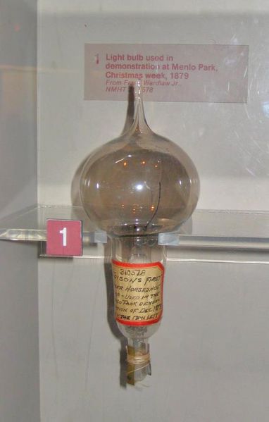 أول مصباح ناجح اخترعه إديسون