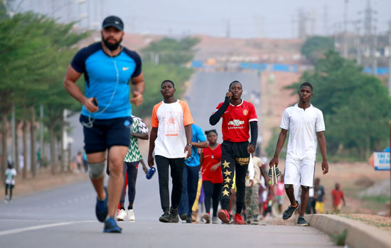نيجيريون يقومون بتمرينات رياضية لشعورهم بالملل