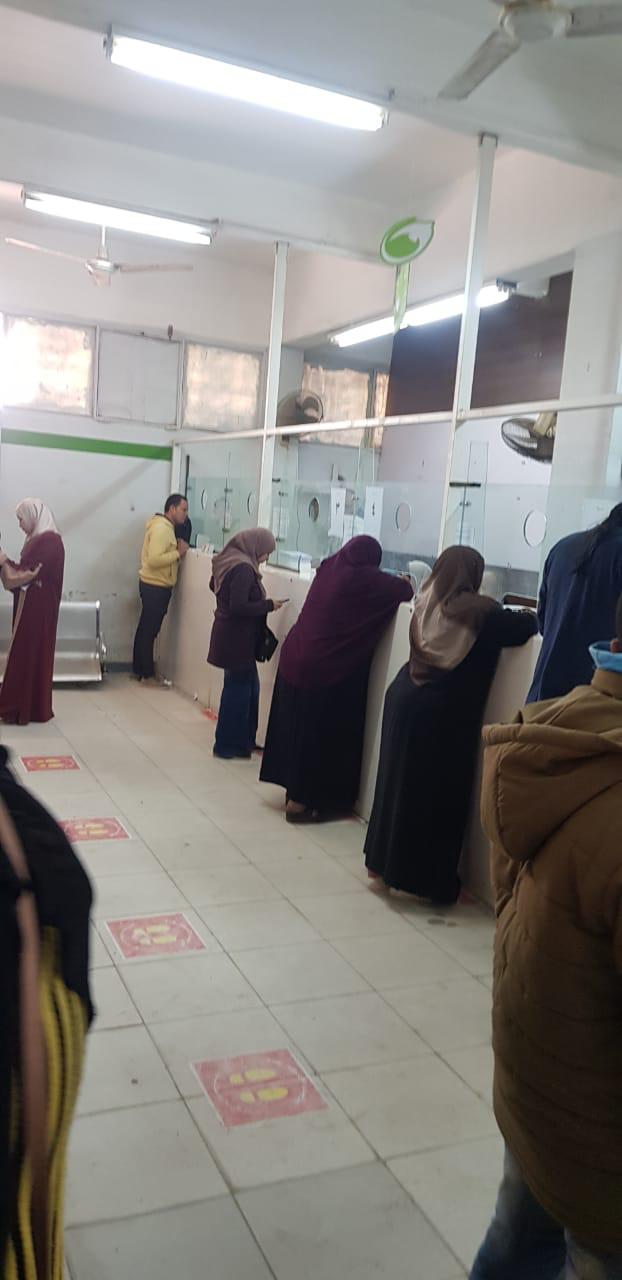 تنظيم صفوف المواطنين داخل مكتب بريد المحلة