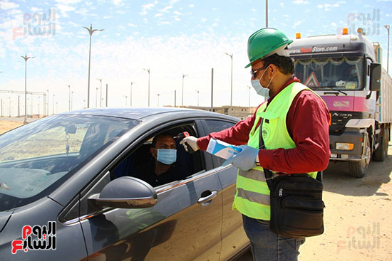 تسليم كمامات وتعقيم العاملين والسيارات فى العاصمة الإدارية (9)
