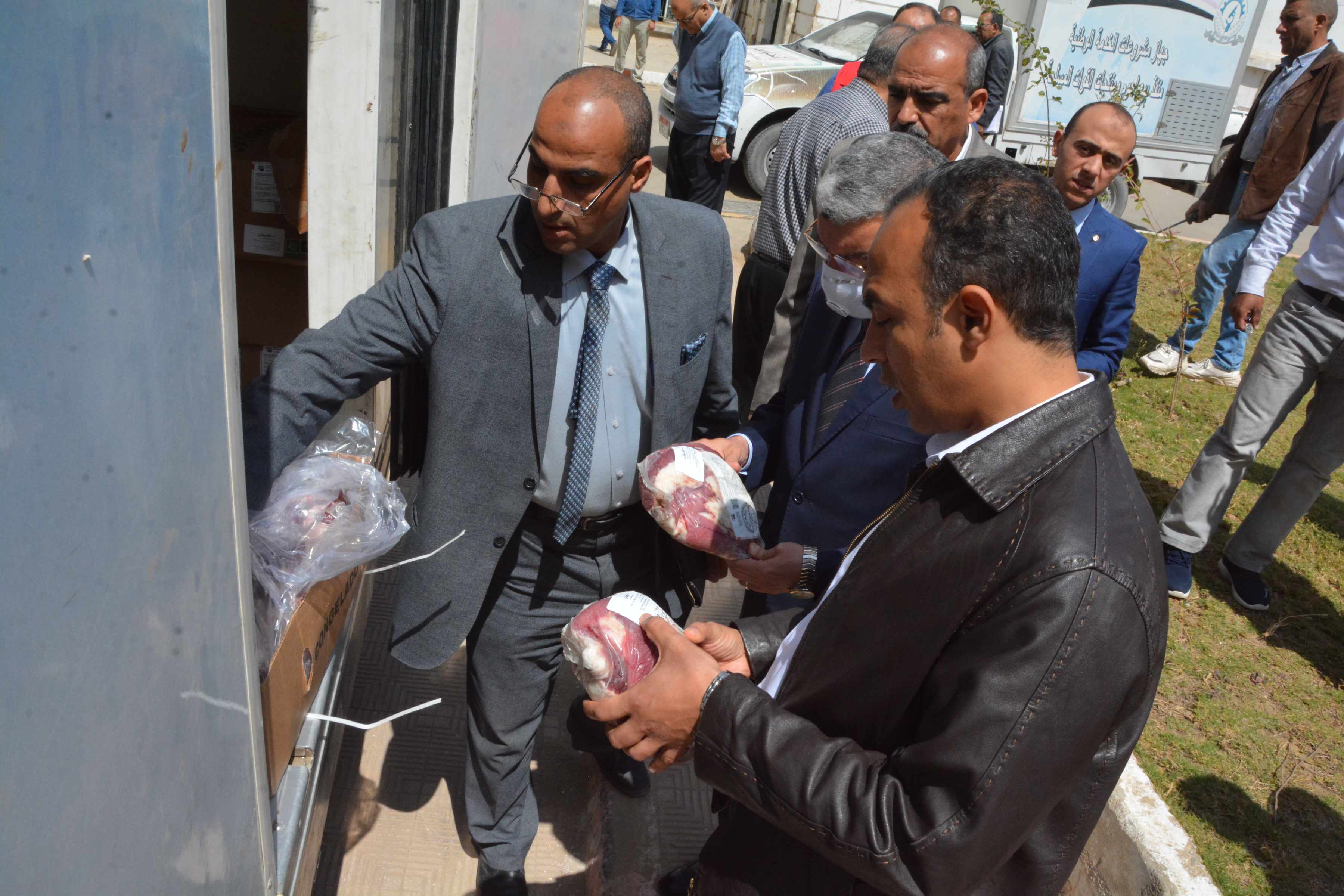 محافظ المنيا يتابع تجهيز مساعدات لأسر الحجر الصحى بقرية منشية نيازى (2)