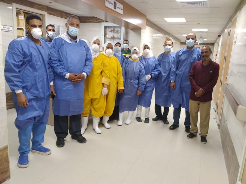 الفريق الطبى يلتزم بالوقاية داخل مستشفى الأقصر العام